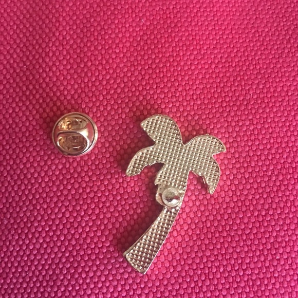 3/$23 🆕 Palm Tree Enamel Pin Brooch ❣️ - Picture 4 of 4